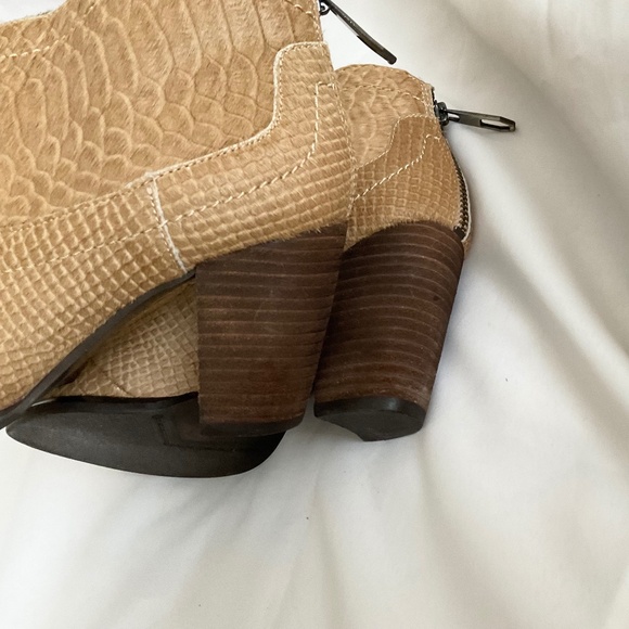 UGG Charlotte Snake Embossed Calf Hair Ankle Boots Bootie Moonbeam Size 6 - Picture 14 of 16